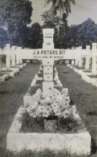 Graf Jan Peters-Rit op de erebegraafplaats Menteng Pulo in Jakarta. Graf Jan Peters-Rit op de erebegraafplaats Menteng Pulo in Jakarta.